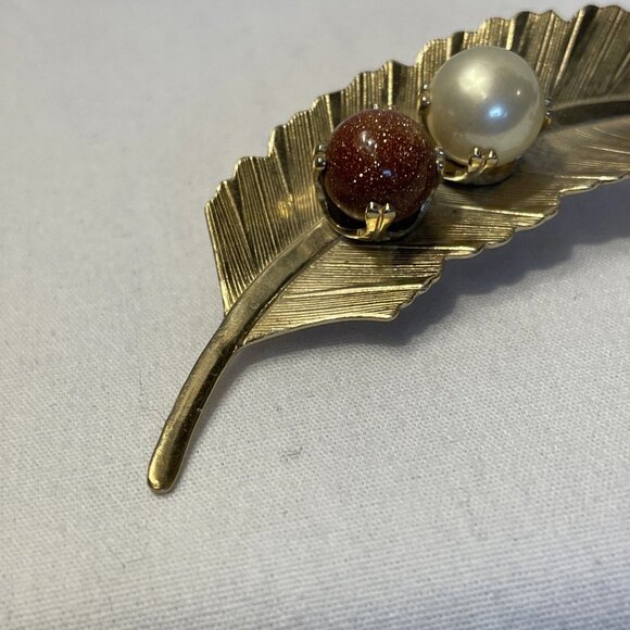 Vintage Gold Tone Leaf Feather With 2 Faux Pearl Beads Brooch - Picture 6 of 10